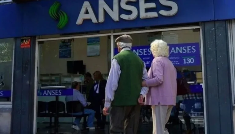Jubilados en la puetta de ANSES